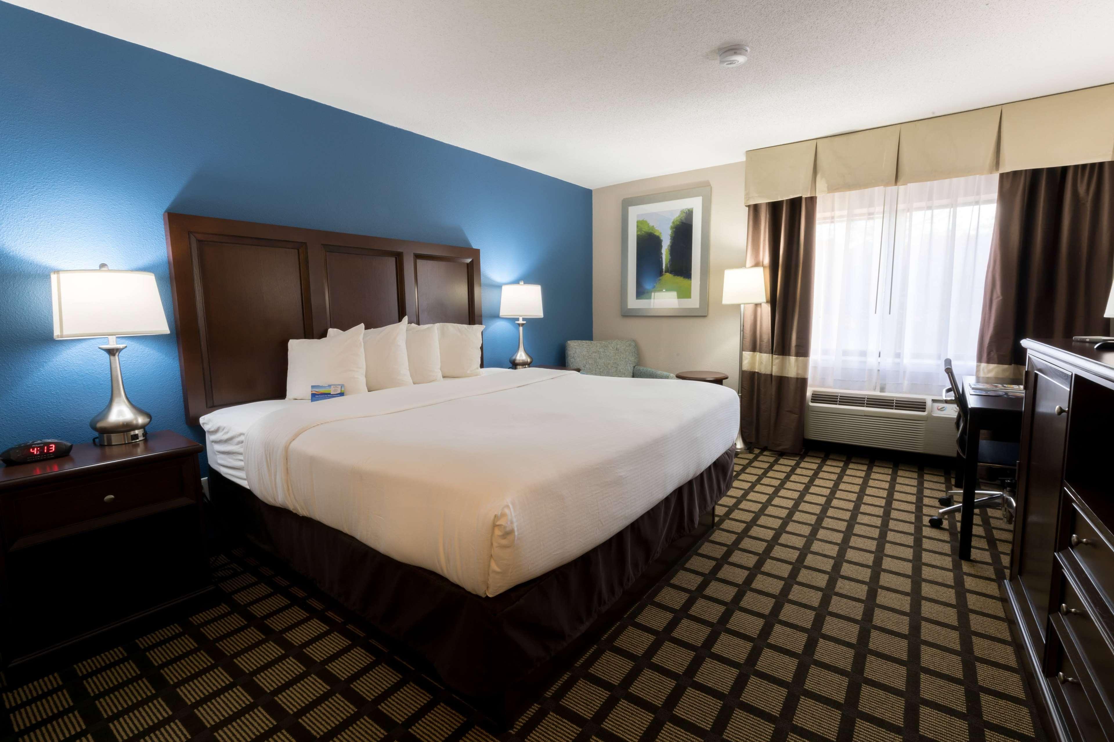 Baymont By Wyndham Detroit Airport/Romulus Hotel Exterior photo